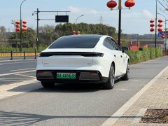 Geely Galaxy E8 665km rear starship long voyage version - фото 7