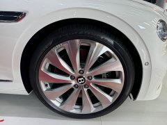 Bentley Flying Spur Plug-in Hybrid 4.0T V8 Standard Edition - фото 3