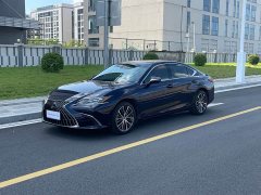Lexus ES 300h Luxury Edition - фото 1