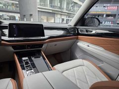 Lexus Touron 530 V6 four-wheel drive flagship version - фото 12