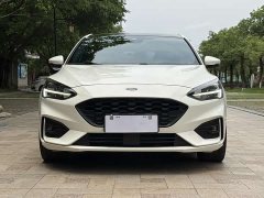 Lynk & Co Focus 2021 Hatchback EcoBoost 180 Automatic ST Line - фото 1