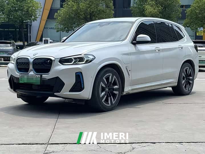 BMW iX3 leading - автомобиль из Китая