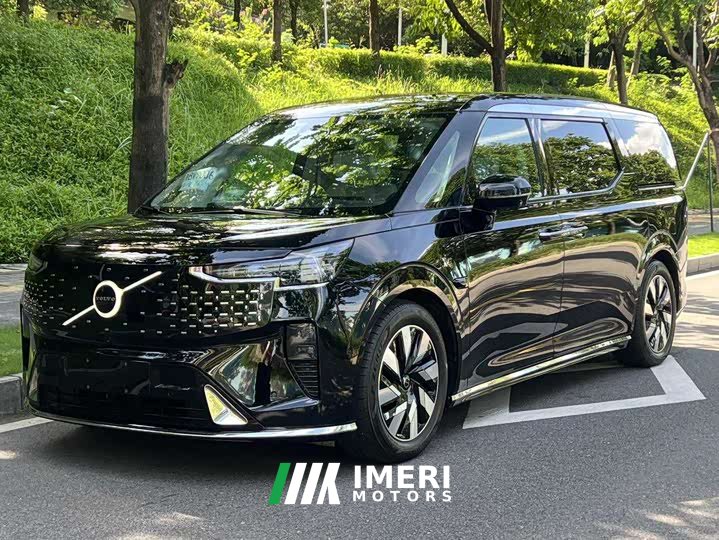 Volvo EM90 2025 Ultra six-seater - автомобиль из Китая