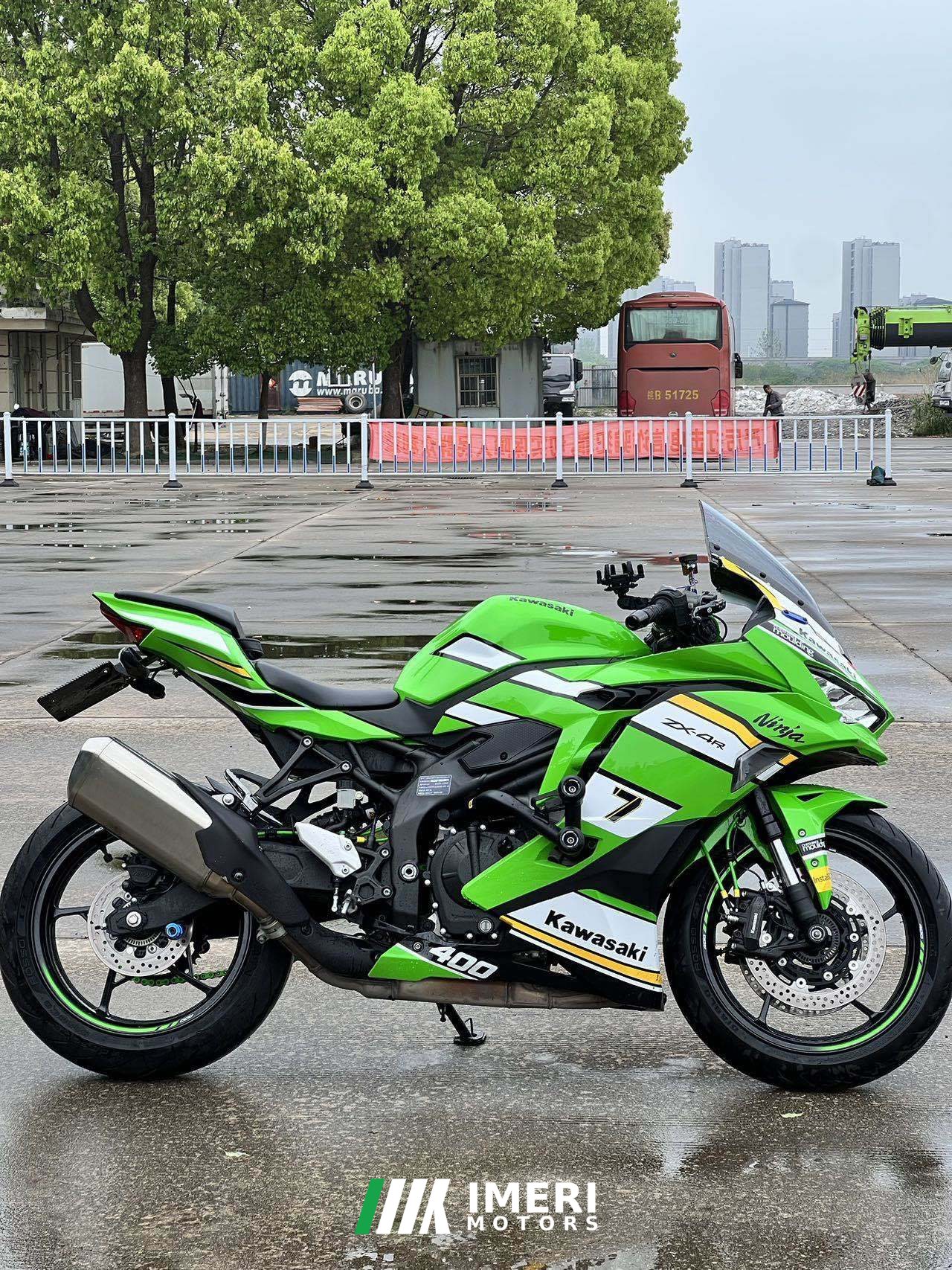 2025 Kawasaki ZX-4R 400 cc