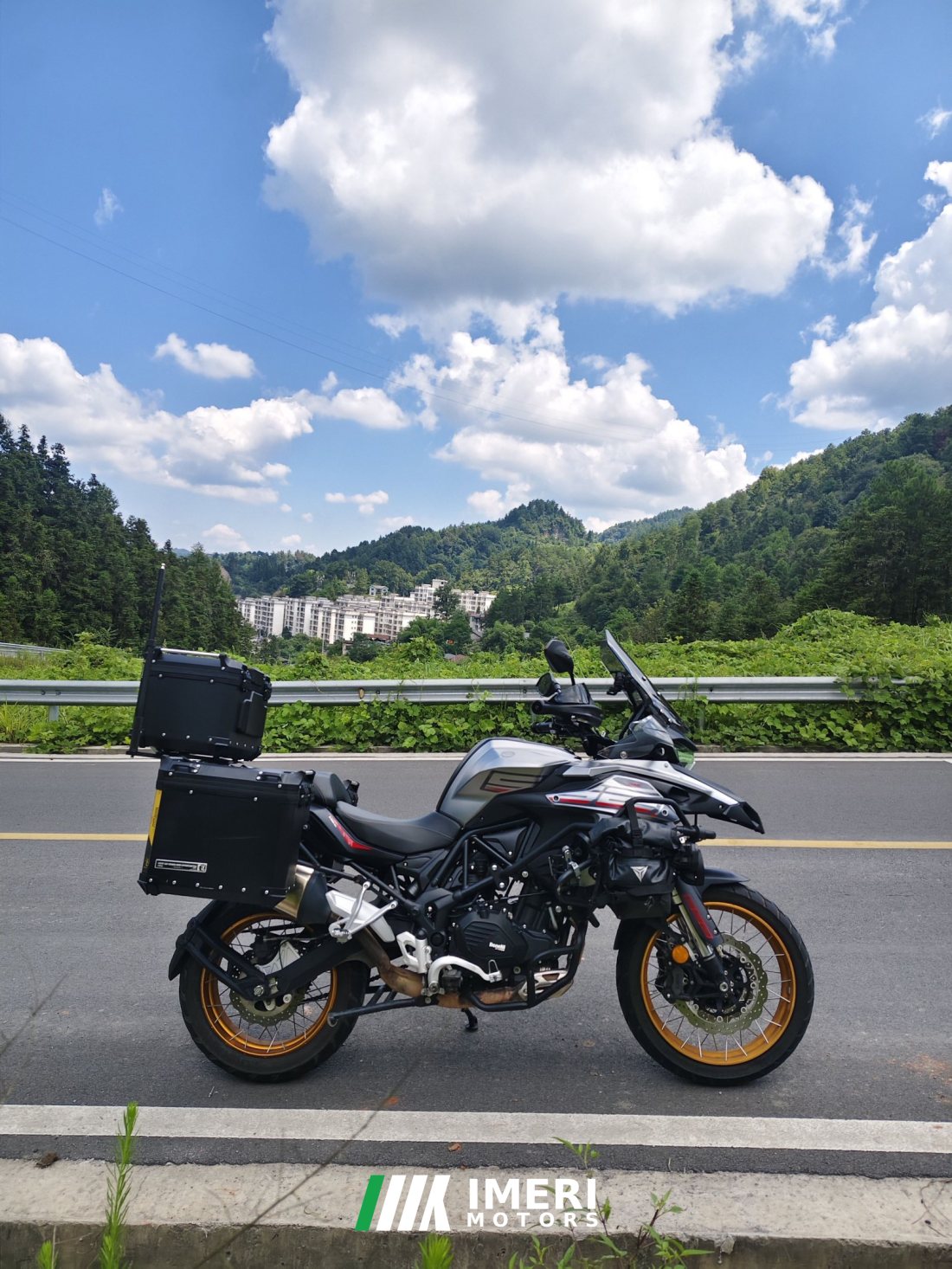 Benelli TRK552 550 cc - мотоцикл из Китая