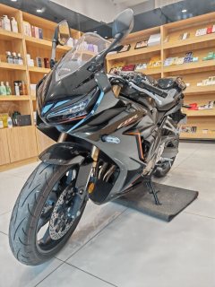Honda CBR650R - фото 1