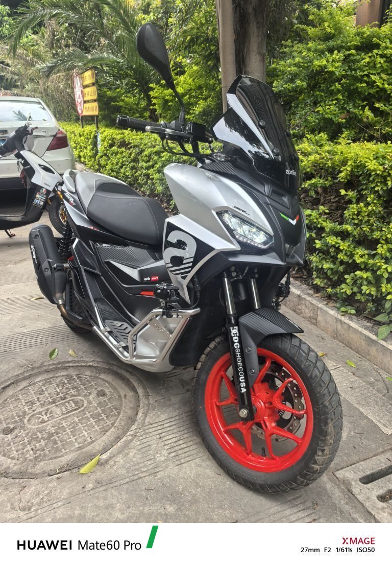 2022 Aprilia SR GT 200
