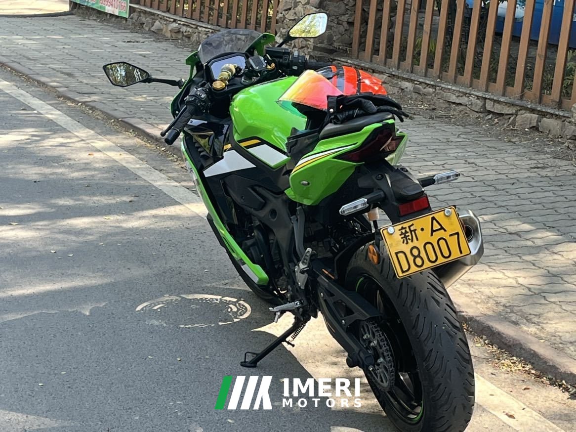 2025 Kawasaki ZX-4R 400 cc