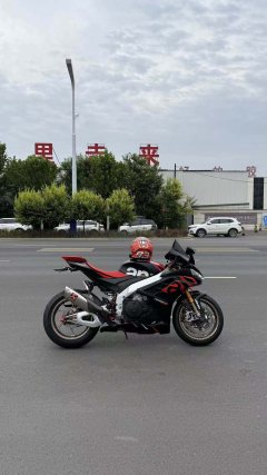 Aprilia RSV4 1100 cc - фото 3