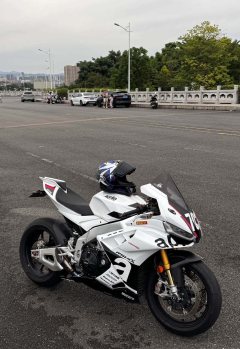 Aprilia RSV4 1100 cc - фото 2