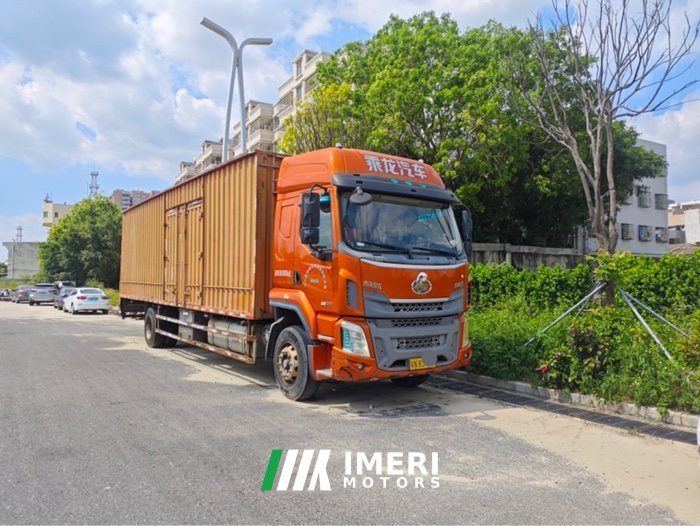 Dongfeng Liuzhou Chenglong H5 220 hp 4X2 9.6 m - грузовик из Китая
