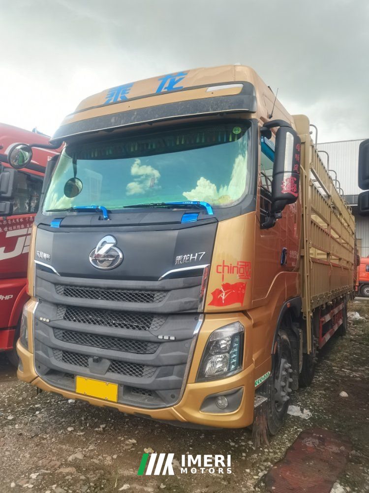 2021 Dongfeng Liuzhou Chenglong H7 330 hp 6X2 9.6 m