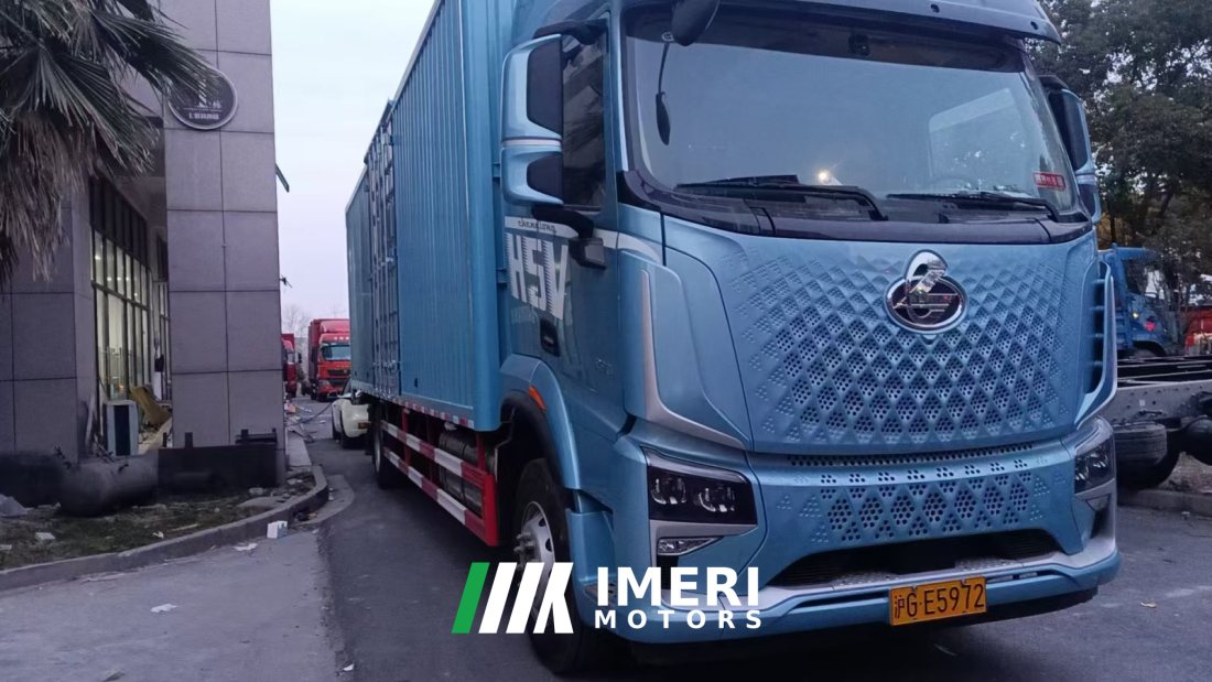 Dongfeng Liuzhou Chenglong H5V 300 hp 4X2 9.7 m - грузовик из Китая