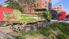 Dongfeng Liuzhou Chenglong H5 330 hp 8X4 5.6 m - фото 4