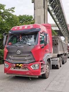 Sinotruk 440 hp 6X4 - фото 1