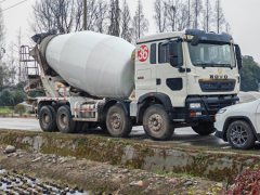 Sinotruk HOWO chassis 340 hp 8X4 - фото 3