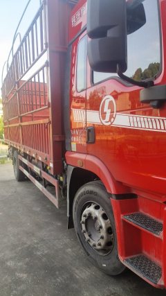 Shacman Q300 300 hp 4X2 6.8 m - фото 3