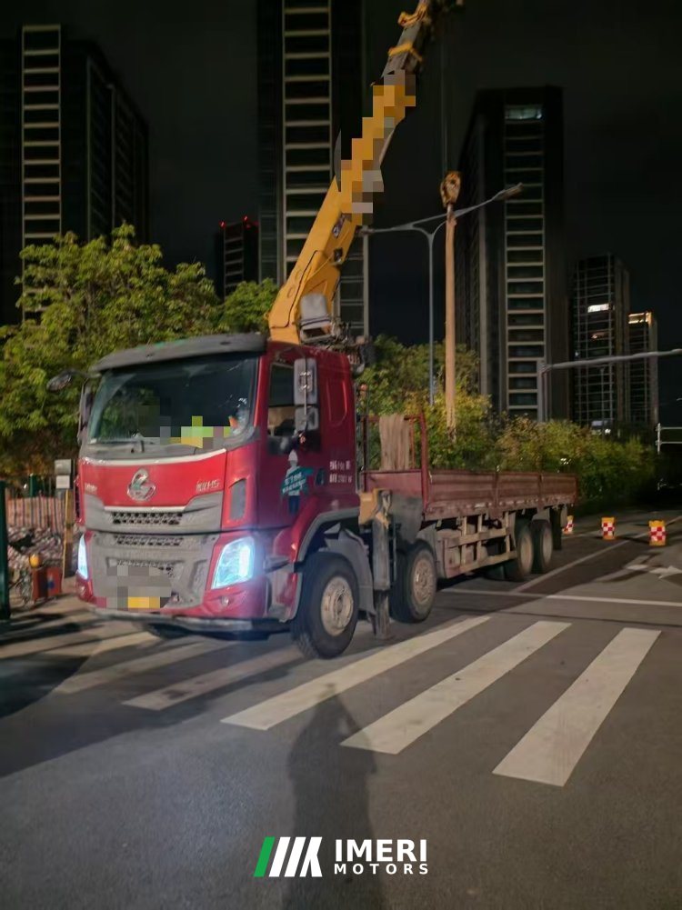 Dongfeng Liuzhou Chenglong H5 350 hp 6X4 5.6 m - грузовик из Китая