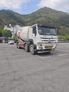 Sinotruk HOWO HOWO-7 380 hp 8X4 - фото 1