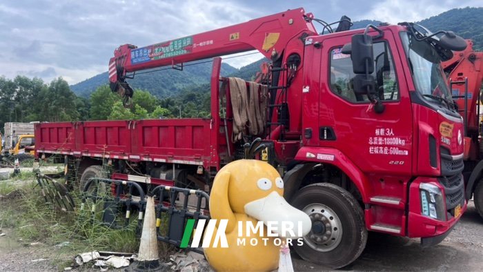 Dongfeng Liuzhou Chenglong M3 220 hp 6 m - грузовик из Китая