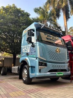 Dongfeng Liuzhou Chenglong H5V 300 hp 4X2 - фото 2