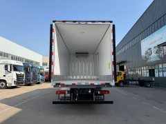 Foton Auman 380 hp 4X2 6.8 m - фото 7