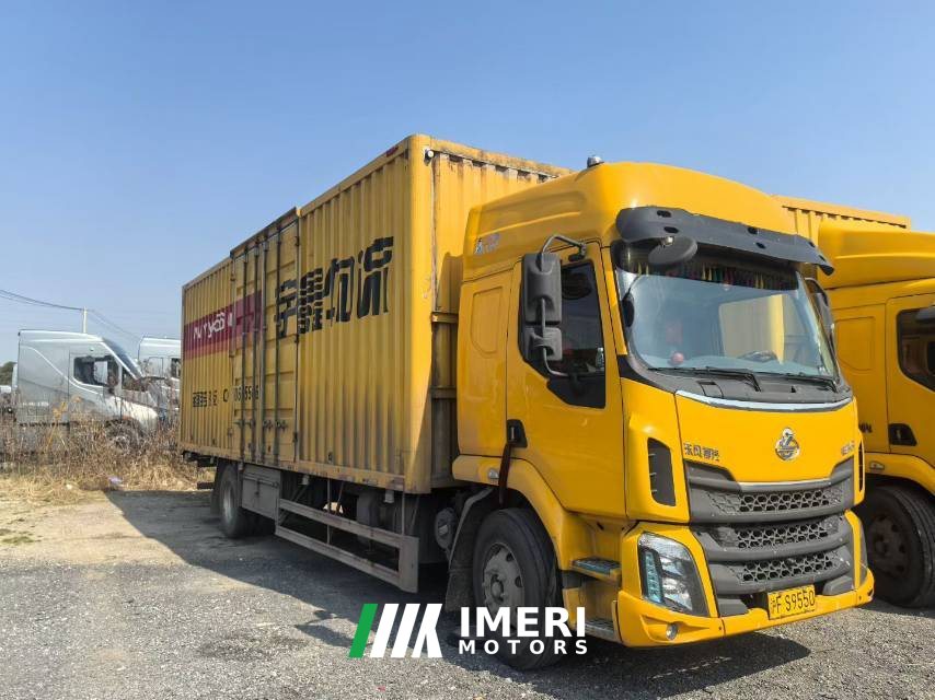 Dongfeng Liuzhou Chenglong M3 200 hp 4X2 8.3 m - грузовик из Китая