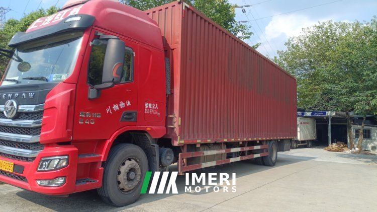 SAIC Hongyan 210 hp 4X2 9.6 m - грузовик из Китая