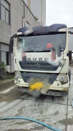 CIMC Sinotruk HOWO chassis 340 hp 8X4 - фото 1